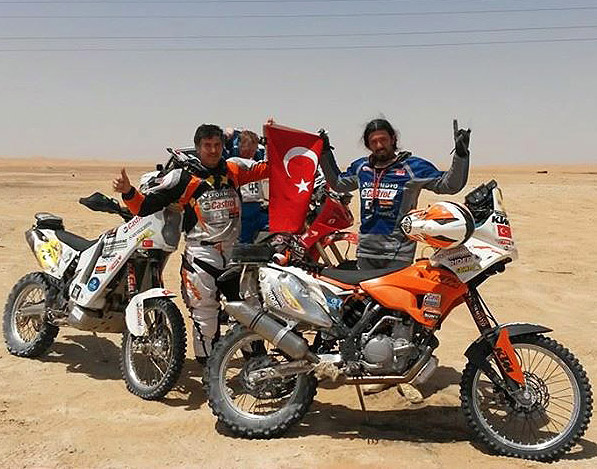 Bektaş ve Özkaplan Abu Dabi Çöllerini Başarıyla Geçtiler