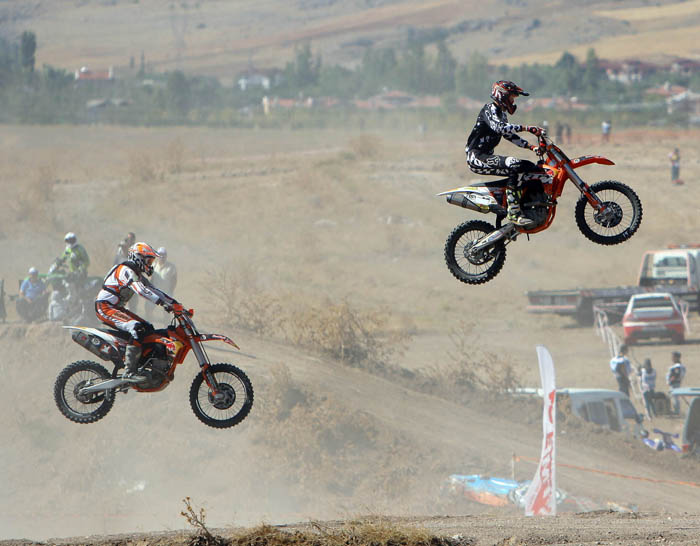 Motokrosçular Tozu Dumana Kattı