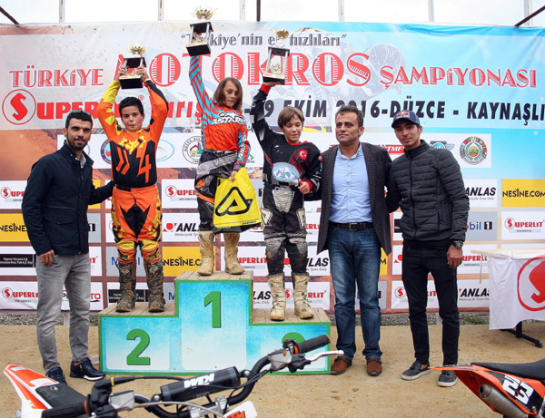 Motokrosta Büyük Rekabet Kaynaşlı'da Yaşandı