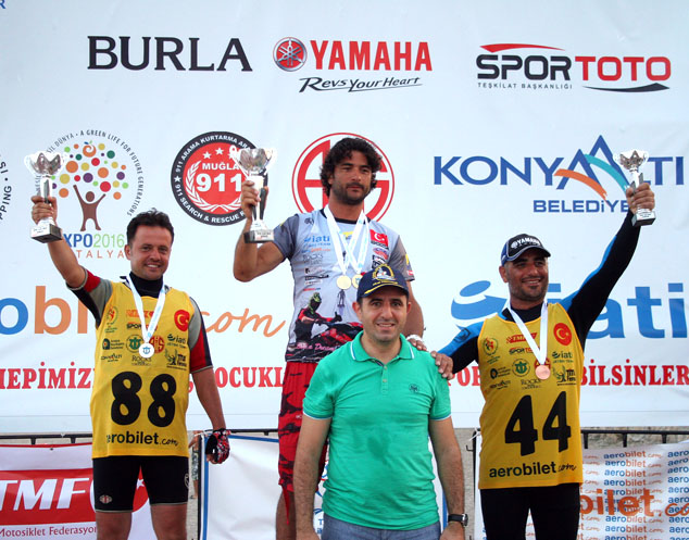 Jetler Antalya'yı Serinletti